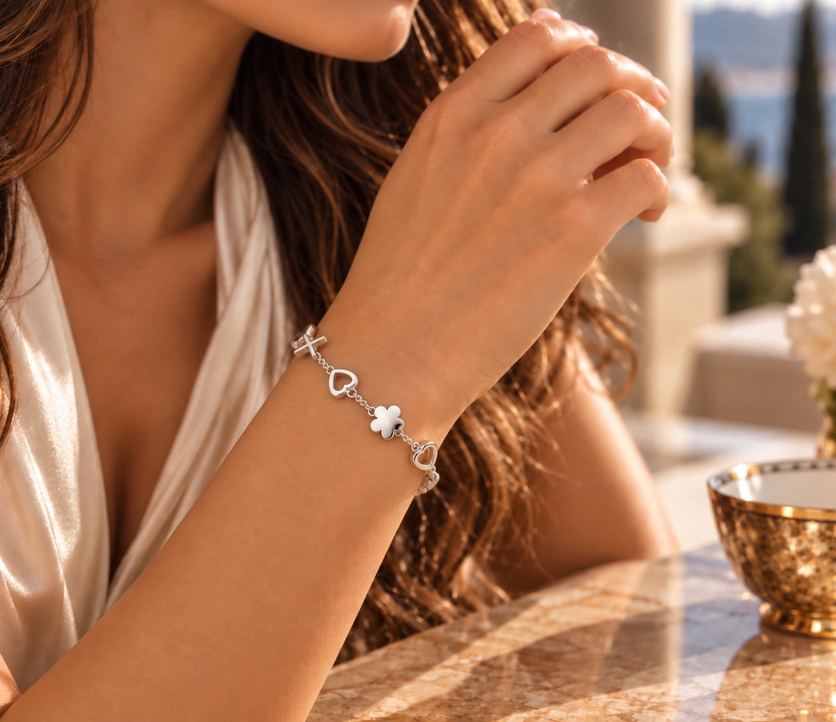 925 Silberarmband mit Herzen und Kleeblatt am Handgelenk