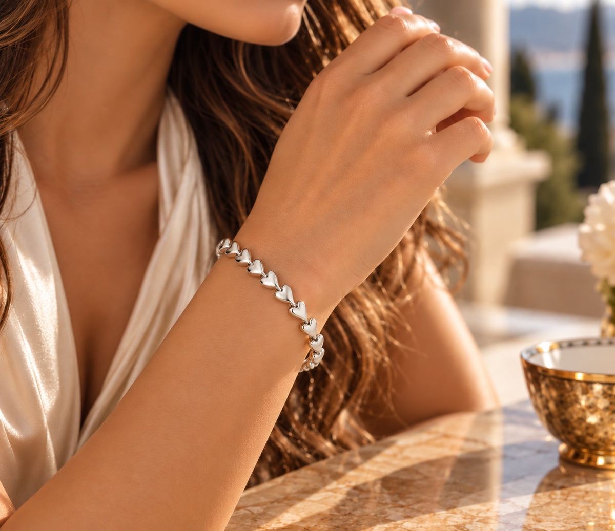 925 Silberarmband mit Herzgliedern am Handgelenk